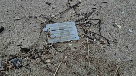 Denizin rengi değişti, plaja tıbbi atıklar vurdu