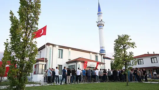 Depremde ağır hasar gören caminin yerine yenisi yapıldı