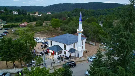 Depremde yıkılan caminin yerine yenisi yapıldı