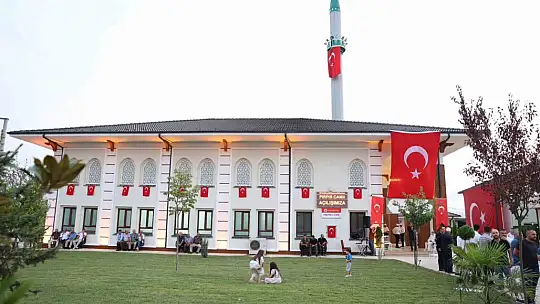 Depremde yıkılan Pırpır Köyü Cami yeniden inşa edilerek ibadete açıldı