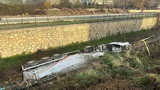 Dere yatağına devrilen beton mikserinin sürücüsü yaralandı