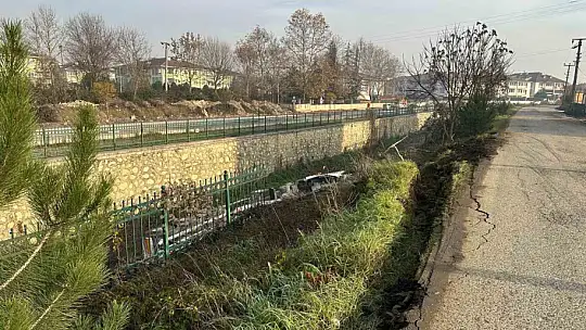 Dere yatağına devrilen beton mikserinin sürücüsü yaralandı