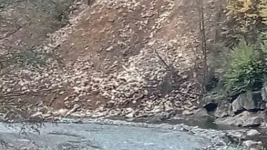 Dere yataklarına mesken atık ve moloz dökülüyor