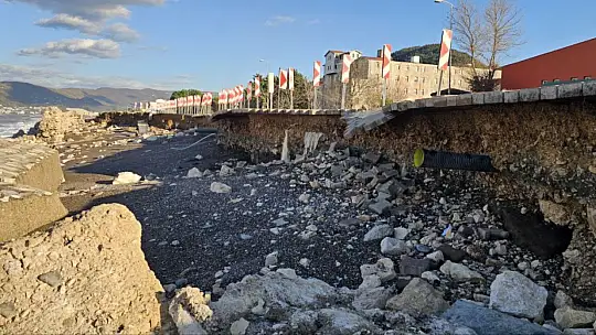 Dev dalgalar Cide-Bartın yoluna zarar verdi