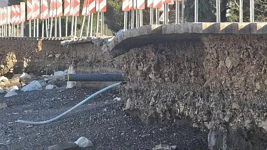 Dev dalgalar Cide-Bartın yoluna zarar verdi