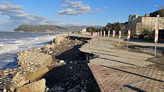 Dev dalgalar Cide-Bartın yoluna zarar verdi