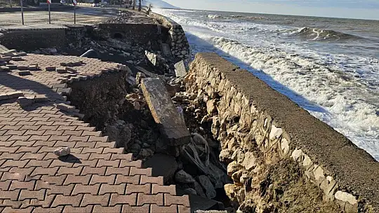Dev dalgalar Cide-Bartın yoluna zarar verdi