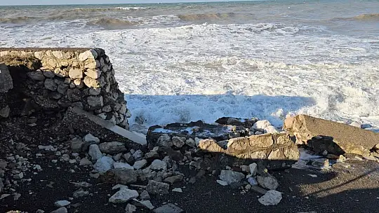 Dev dalgalar Cide-Bartın yoluna zarar verdi