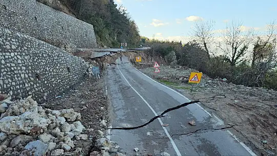 Dev dalgalar Cide-Bartın yoluna zarar verdi