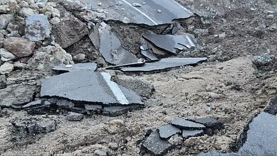 Dev dalgalar Cide-Bartın yoluna zarar verdi