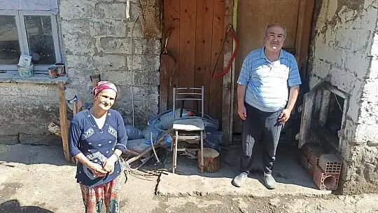 Devrekli çift yıkılmak üzere olan evde hayat mücadelesi veriyor