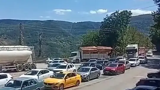 Devrilen beton bloğu kaldırma çalışmalarında uzun araç kuyrukları oluştu