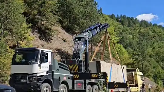 Devrilen beton bloğu kaldırma çalışmalarında uzun araç kuyrukları oluştu