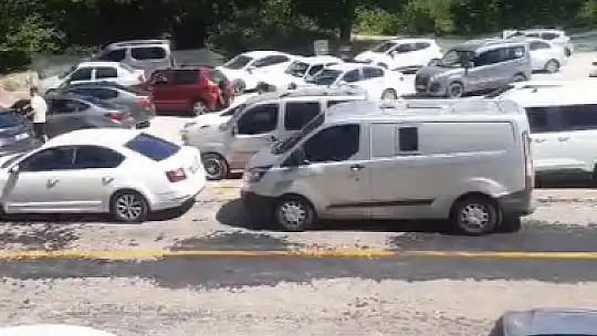 Devrilen beton bloğu kaldırma çalışmalarında uzun araç kuyrukları oluştu