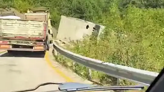 Devrilen beton bloğu kaldırma çalışmalarında uzun araç kuyrukları oluştu