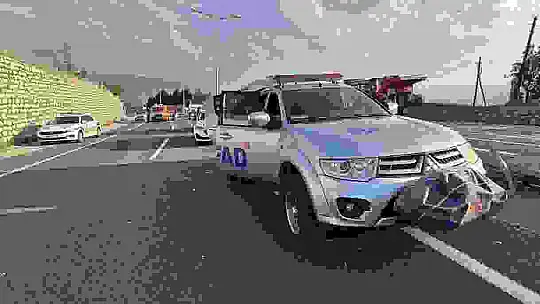 Devrilen çakıl yüklü tır alev aldı: 1 yaralı