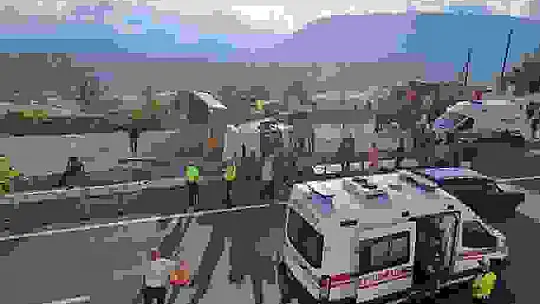 Devrilen çakıl yüklü tır alev aldı: 1 yaralı