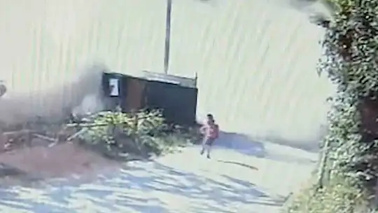 Devrilen kamyonun altında kalmaktan saniyelerle kurtuldu: O anlar kamerada