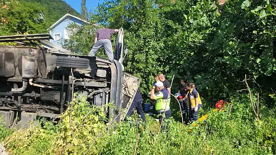 Devrilen kamyonun altında kalmaktan saniyelerle kurtuldu: O anlar kamerada