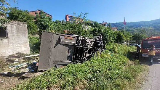 Devrilen kamyonun altında kalmaktan saniyelerle kurtuldu: O anlar kamerada