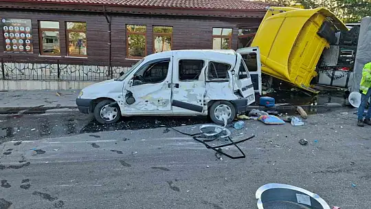 Devrilen tır ortalığı savaş alanına çevirdi: 1 yaralı