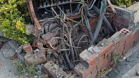Devrilen tır ortalığı savaş alanına çevirdi: 1 yaralı