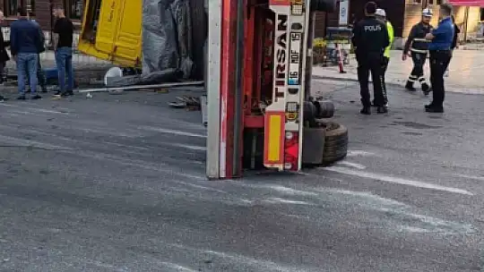 Devrilen tır ortalığı savaş alanına çevirdi: 1 yaralı