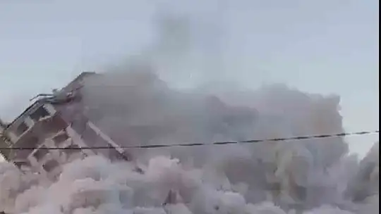 16 katlı 2 bina dinamitle patlatılarak yıkıldı