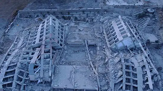 16 katlı 2 bina dinamitle patlatılarak yıkıldı