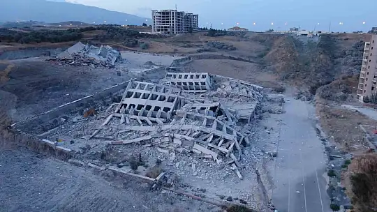 16 katlı 2 bina dinamitle patlatılarak yıkıldı