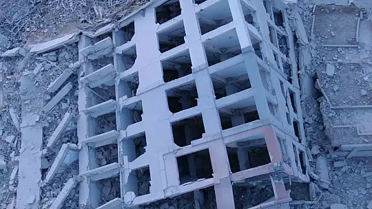 16 katlı 2 bina dinamitle patlatılarak yıkıldı