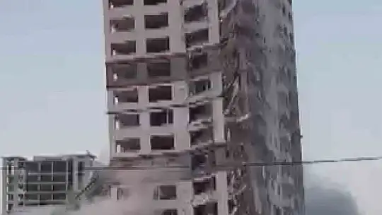 16 katlı 2 bina dinamitle patlatılarak yıkıldı