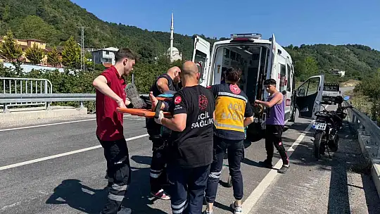 Direksiyon hâkimiyetini kaybeden motosiklet sürücüsü bariyere çarptı: 1 yaralı