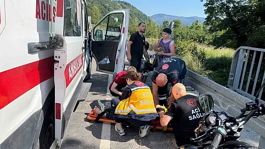 Direksiyon hâkimiyetini kaybeden motosiklet sürücüsü bariyere çarptı: 1 yaralı