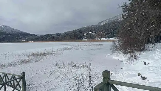 Doğa harikası Abant Gölü buz tuttu