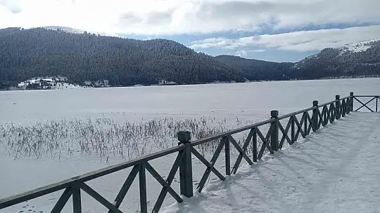 Doğa harikası Abant Gölü buz tuttu