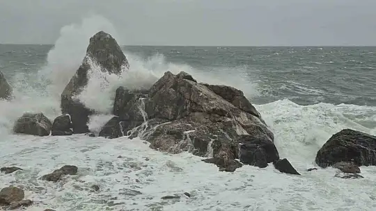 Gemiler Amasra Limanı'na sığındı