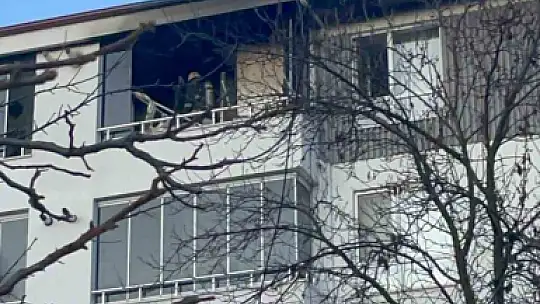 Doğalgaz kombisi yangın çıkardı: 3 kişi dumandan etkilendi