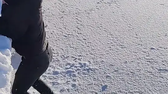 Donmuş gölde buz kırıldı, suya düşmekten son anda kurtuldu