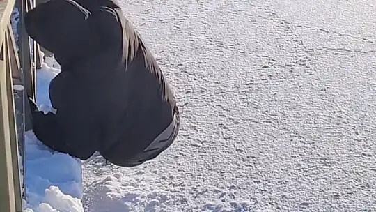 Donmuş gölde buz kırıldı, suya düşmekten son anda kurtuldu