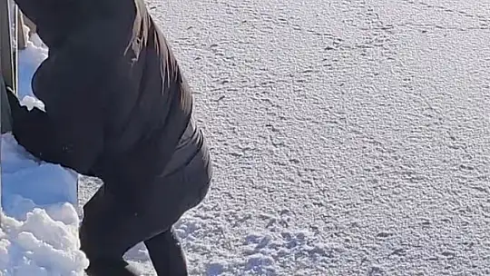 Donmuş gölde buz kırıldı, suya düşmekten son anda kurtuldu