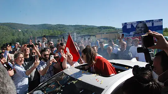 Dünya şampiyonuna coşkulu karşılama