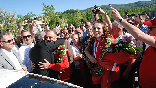 Dünya şampiyonuna coşkulu karşılama