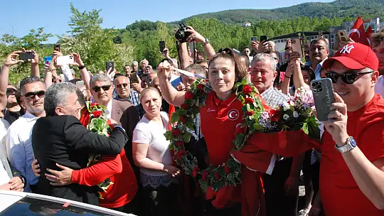 Dünya şampiyonuna coşkulu karşılama