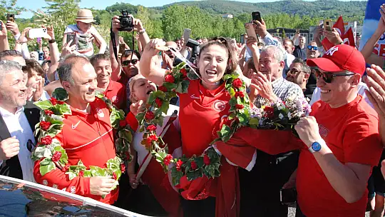 Dünya şampiyonuna coşkulu karşılama