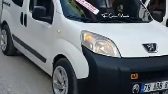 Düğün konvoyunun önünü kesip tavla oynadılar