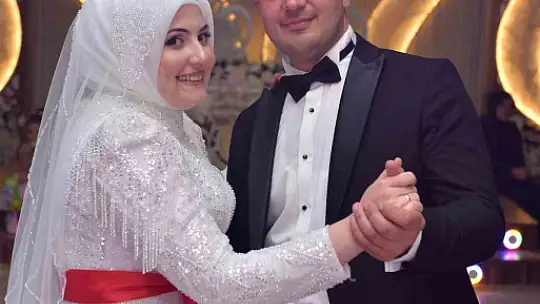 Düğünde gelin ve damada ilginç takı: Buzağı hediye ettiler