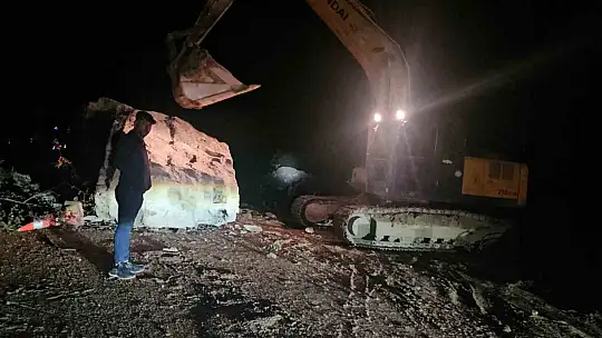 Düşen dev kaya karayolunu ulaşıma kapattı
