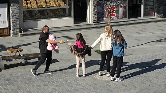 Düşen oyuncakları sahibine ulaştıran çocuklar takdir topladı