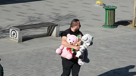 Düşen oyuncakları sahibine ulaştıran çocuklar takdir topladı